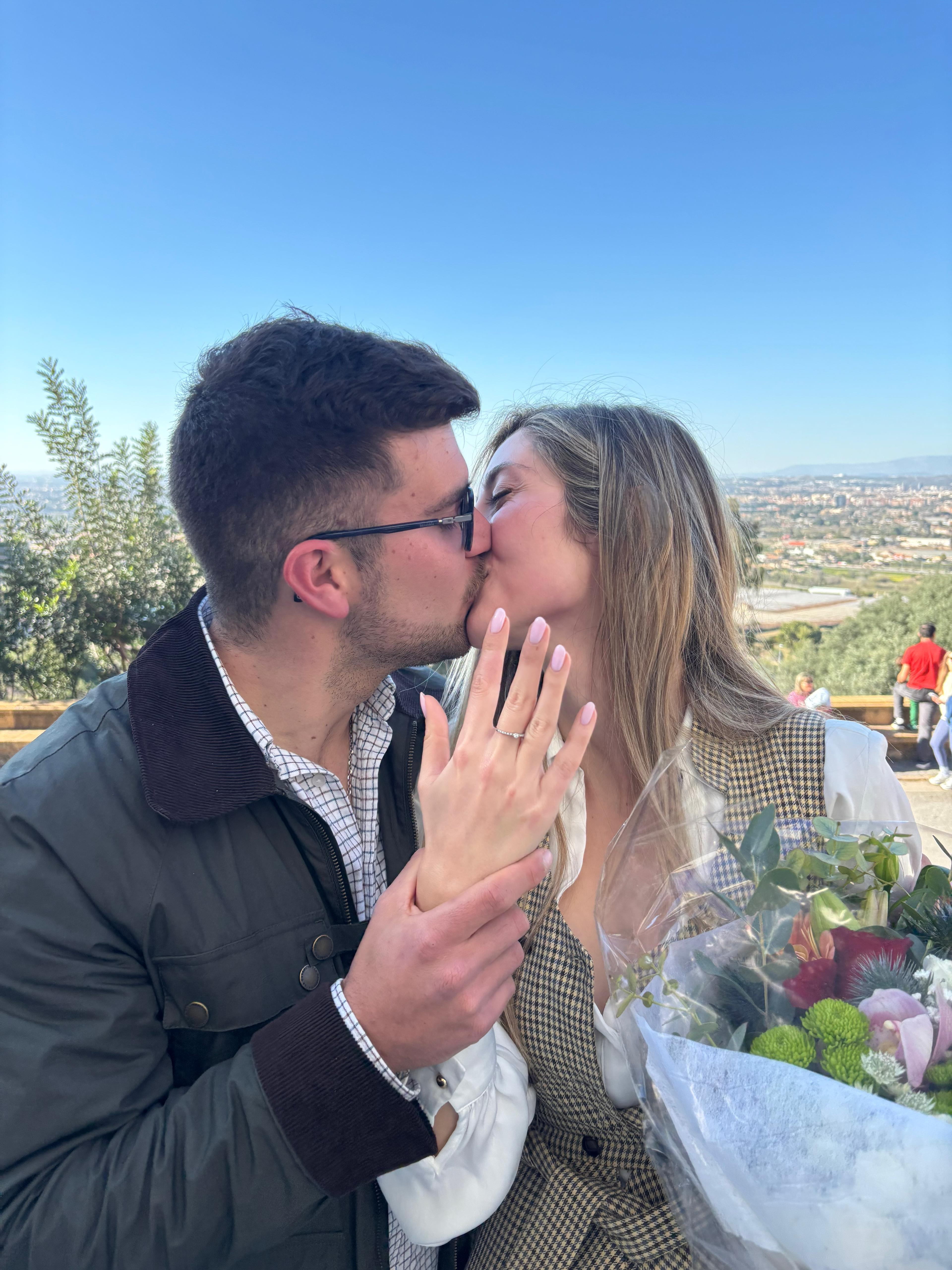 María y Germán celebrando el compromiso con el anillo